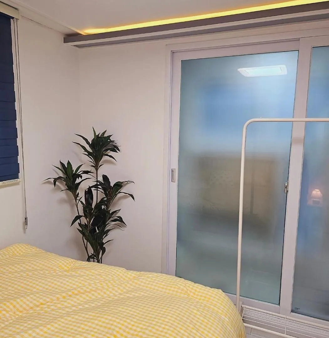 Clean And Stylish Two-Room Near Hwagok Station Seul